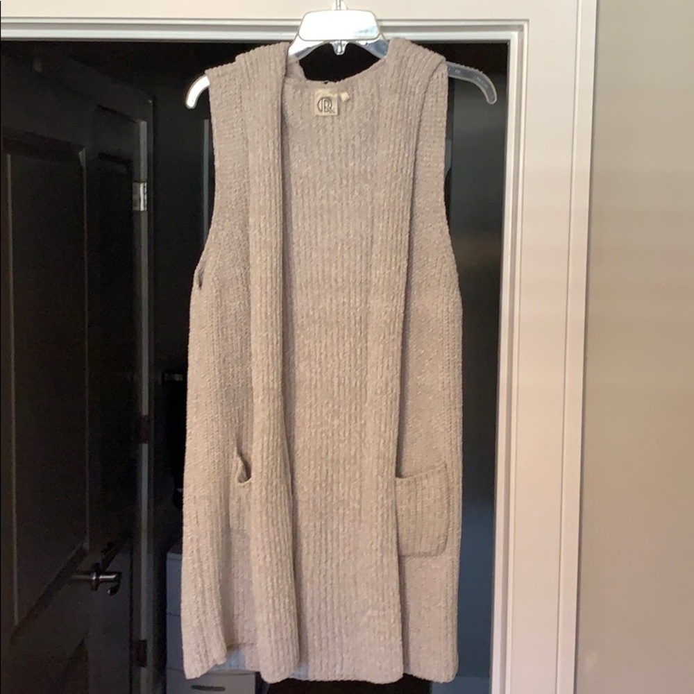 Mid length sleeveless cardigan